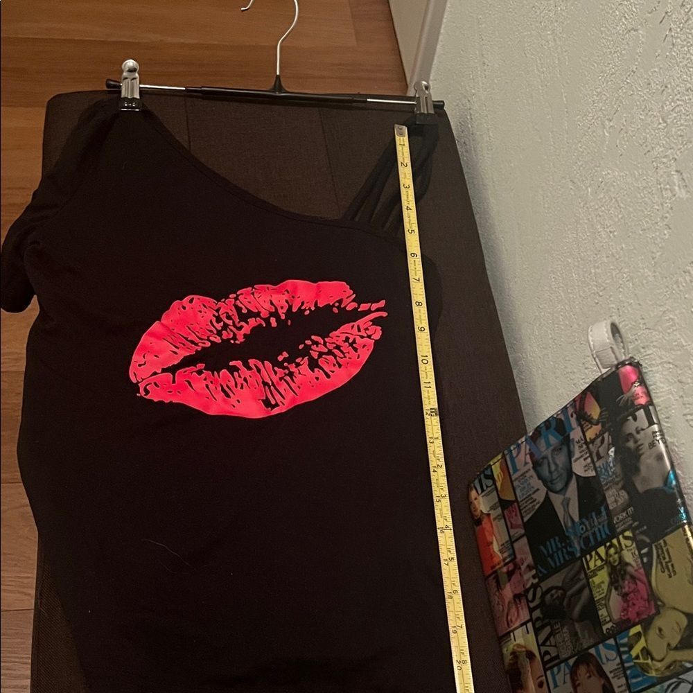 #1072+ Black One-Shoulder Tank with Red Lip Print - Picture 3 of 4